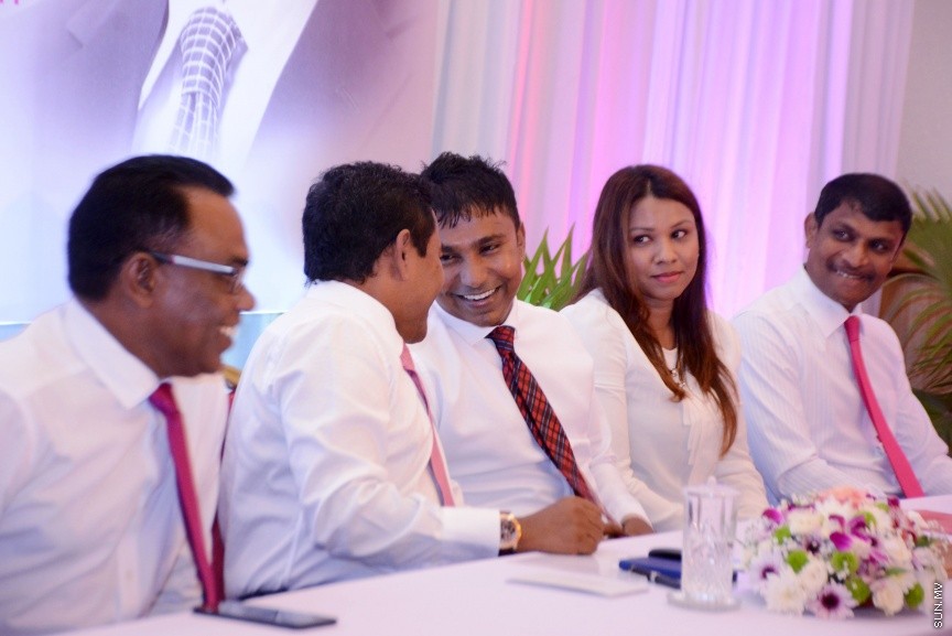 އޮކްޓޯބަރ 21، 2016: ރައްޔިތުންގެ މަޖިލީހުގެ ދަނގެތީ ދާއިރާގެ މެމްބަރު އިލްހާމްގެ ދެކަނބަލުން ޕީޕީއެމްއަށް ސޮއިކުރުމަށް ދަރުބާރުގޭގައި ބޭއްވި ހަފްލާގެ ތެރެއިން -- ސަން ފޮޓޯ/ ފަޔާޒު މޫސާ