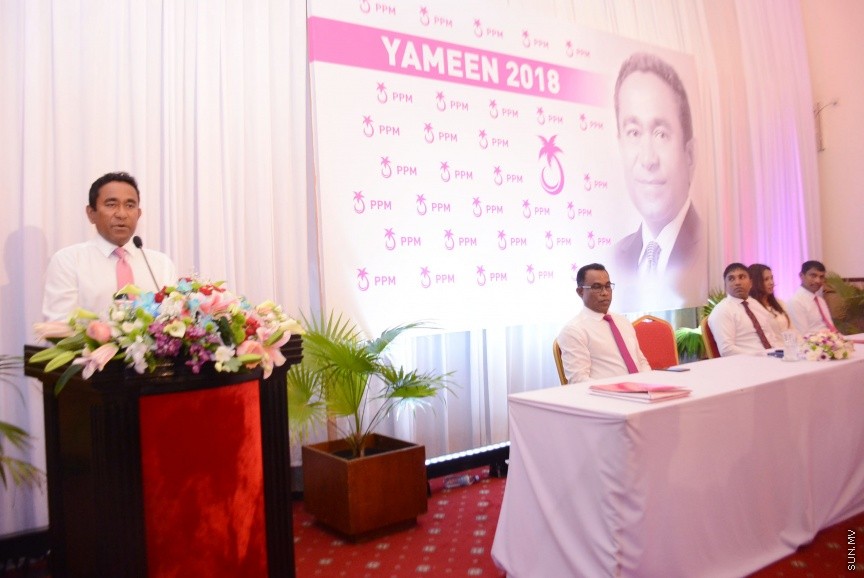 އޮކްޓޯބަރ 21، 2016: ރައްޔިތުންގެ މަޖިލީހުގެ ދަނގެތީ ދާއިރާގެ މެމްބަރު އިލްހާމްގެ ދެކަނބަލުން ޕީޕީއެމްއަށް ސޮއިކުރުމަށް ދަރުބާރުގޭގައި ބޭއްވި ހަފްލާގެ ތެރެއިން -- ސަން ފޮޓޯ/ ފަޔާޒު މޫސާ