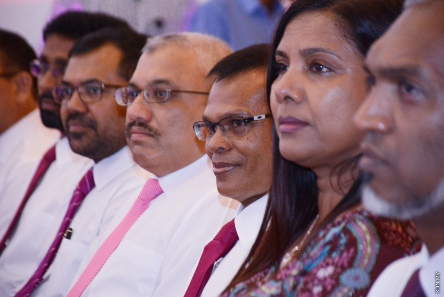 އޮކްޓޯބަރ 21، 2016: ރައްޔިތުންގެ މަޖިލީހުގެ ދަނގެތީ ދާއިރާގެ މެމްބަރު އިލްހާމްގެ ދެކަނބަލުން ޕީޕީއެމްއަށް ސޮއިކުރުމަށް ދަރުބާރުގޭގައި ބޭއްވި ހަފްލާގެ ތެރެއިން -- ސަން ފޮޓޯ/ ފަޔާޒު މޫސާ