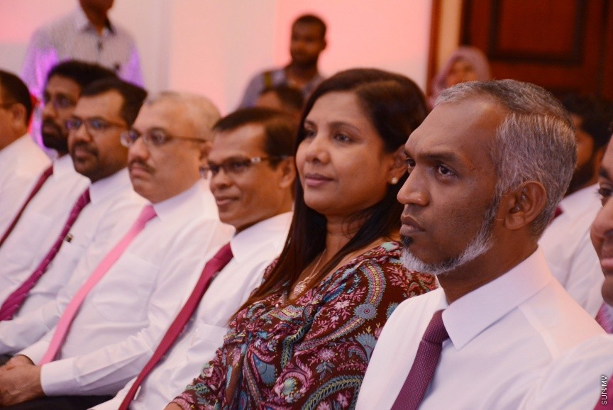 އޮކްޓޯބަރ 21، 2016: ރައްޔިތުންގެ މަޖިލީހުގެ ދަނގެތީ ދާއިރާގެ މެމްބަރު އިލްހާމްގެ ދެކަނބަލުން ޕީޕީއެމްއަށް ސޮއިކުރުމަށް ދަރުބާރުގޭގައި ބޭއްވި ހަފްލާގެ ތެރެއިން -- ސަން ފޮޓޯ/ ފަޔާޒު މޫސާ