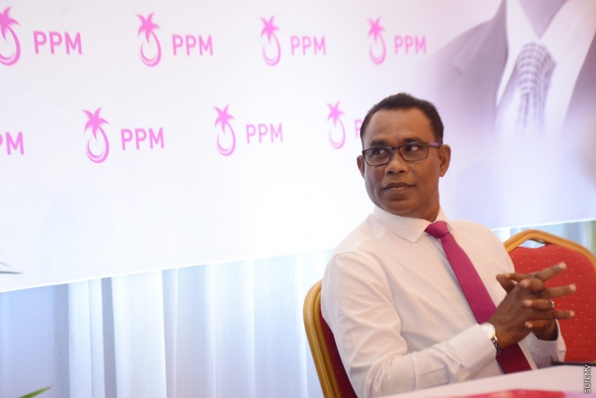 އޮކްޓޯބަރ 21، 2016: ރައްޔިތުންގެ މަޖިލީހުގެ ދަނގެތީ ދާއިރާގެ މެމްބަރު އިލްހާމްގެ ދެކަނބަލުން ޕީޕީއެމްއަށް ސޮއިކުރުމަށް ދަރުބާރުގޭގައި ބޭއްވި ހަފްލާގެ ތެރެއިން -- ސަން ފޮޓޯ/ ފަޔާޒު މޫސާ