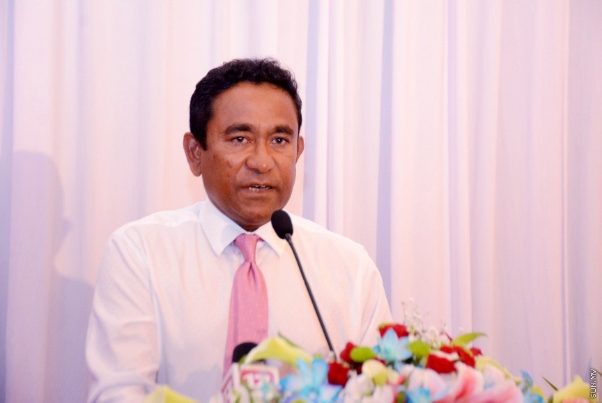 އޮކްޓޯބަރ 21، 2016: ރައްޔިތުންގެ މަޖިލީހުގެ ދަނގެތީ ދާއިރާގެ މެމްބަރު އިލްހާމްގެ ދެކަނބަލުން ޕީޕީއެމްއަށް ސޮއިކުރުމަށް ދަރުބާރުގޭގައި ބޭއްވި ހަފްލާގެ ތެރެއިން -- ސަން ފޮޓޯ/ ފަޔާޒު މޫސާ