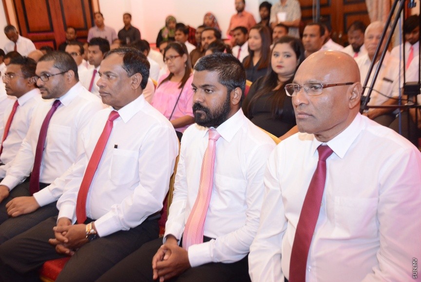 އޮކްޓޯބަރ 21، 2016: ރައްޔިތުންގެ މަޖިލީހުގެ ދަނގެތީ ދާއިރާގެ މެމްބަރު އިލްހާމްގެ ދެކަނބަލުން ޕީޕީއެމްއަށް ސޮއިކުރުމަށް ދަރުބާރުގޭގައި ބޭއްވި ހަފްލާގެ ތެރެއިން -- ސަން ފޮޓޯ/ ފަޔާޒު މޫސާ