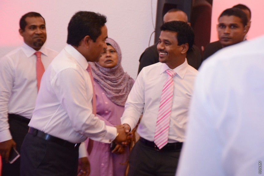 އޮކްޓޯބަރ 21، 2016: ރައްޔިތުންގެ މަޖިލީހުގެ ދަނގެތީ ދާއިރާގެ މެމްބަރު އިލްހާމްގެ ދެކަނބަލުން ޕީޕީއެމްއަށް ސޮއިކުރުމަށް ދަރުބާރުގޭގައި ބޭއްވި ހަފްލާގެ ތެރެއިން -- ސަން ފޮޓޯ/ ފަޔާޒު މޫސާ