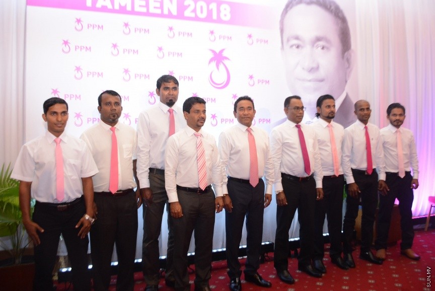 އޮކްޓޯބަރ 21، 2016: ރައްޔިތުންގެ މަޖިލީހުގެ ދަނގެތީ ދާއިރާގެ މެމްބަރު އިލްހާމްގެ ދެކަނބަލުން ޕީޕީއެމްއަށް ސޮއިކުރުމަށް ދަރުބާރުގޭގައި ބޭއްވި ހަފްލާގެ ތެރެއިން -- ސަން ފޮޓޯ/ ފަޔާޒު މޫސާ