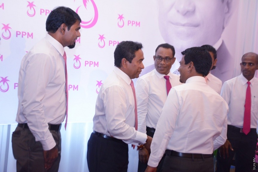 އޮކްޓޯބަރ 21، 2016: ރައްޔިތުންގެ މަޖިލީހުގެ ދަނގެތީ ދާއިރާގެ މެމްބަރު އިލްހާމްގެ ދެކަނބަލުން ޕީޕީއެމްއަށް ސޮއިކުރުމަށް ދަރުބާރުގޭގައި ބޭއްވި ހަފްލާގެ ތެރެއިން -- ސަން ފޮޓޯ/ ފަޔާޒު މޫސާ