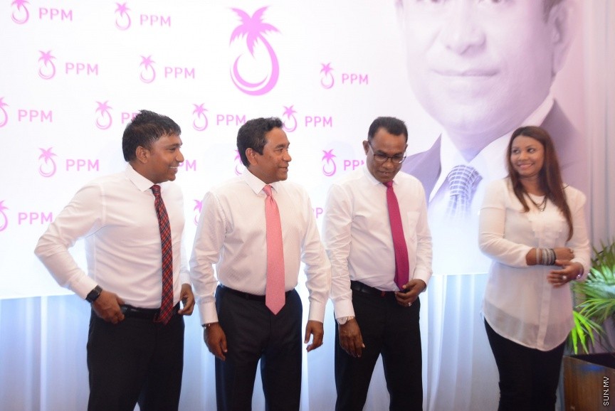 އޮކްޓޯބަރ 21، 2016: ރައްޔިތުންގެ މަޖިލީހުގެ ދަނގެތީ ދާއިރާގެ މެމްބަރު އިލްހާމްގެ ދެކަނބަލުން ޕީޕީއެމްއަށް ސޮއިކުރުމަށް ދަރުބާރުގޭގައި ބޭއްވި ހަފްލާގެ ތެރެއިން -- ސަން ފޮޓޯ/ ފަޔާޒު މޫސާ