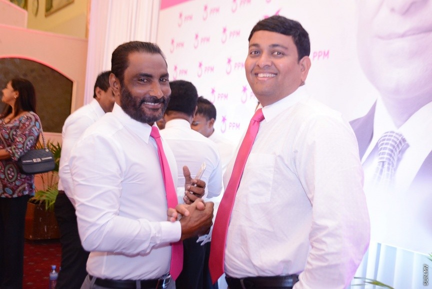 އޮކްޓޯބަރ 21، 2016: ރައްޔިތުންގެ މަޖިލީހުގެ ދަނގެތީ ދާއިރާގެ މެމްބަރު އިލްހާމްގެ ދެކަނބަލުން ޕީޕީއެމްއަށް ސޮއިކުރުމަށް ދަރުބާރުގޭގައި ބޭއްވި ހަފްލާގެ ތެރެއިން -- ސަން ފޮޓޯ/ ފަޔާޒު މޫސާ