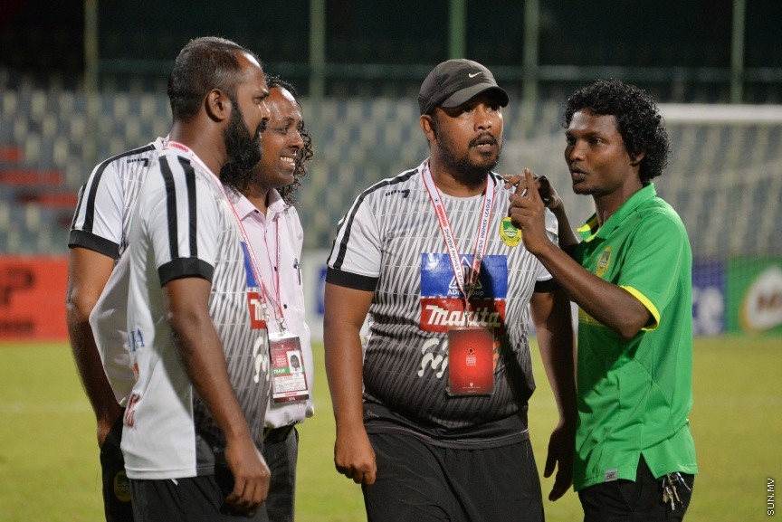 އޮކްޓޯބަރ 22، 2016: އުރީދޫ ދިވެހި ޕްރިމިއާ ލީގު ފަހު މެޗުގައި މާޒިޔާ އާއި އީގަލްސް ބައްދަލުކުރި މެޗުގެ ތެރެއިން: މެޗަށް ފަހު ލީގް ޗެމްޕިއަން މާޒިޔާ އަށް ވަނީ ޝީލްޑް ހަވާލުކޮށްފަ -- ސަން ފޮޓޯ/ ފަޔާޒު މޫސާ
