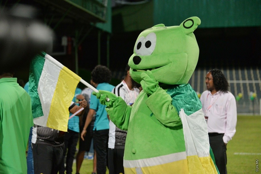 އޮކްޓޯބަރ 22، 2016: އުރީދޫ ދިވެހި ޕްރިމިއާ ލީގު ފަހު މެޗުގައި މާޒިޔާ އާއި އީގަލްސް ބައްދަލުކުރި މެޗުގެ ތެރެއިން: މެޗަށް ފަހު ލީގް ޗެމްޕިއަން މާޒިޔާ އަށް ވަނީ ޝީލްޑް ހަވާލުކޮށްފަ -- ސަން ފޮޓޯ/ ފަޔާޒު މޫސާ