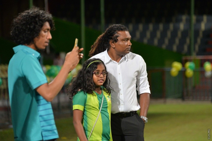 އޮކްޓޯބަރ 22، 2016: އުރީދޫ ދިވެހި ޕްރިމިއާ ލީގު ފަހު މެޗުގައި މާޒިޔާ އާއި އީގަލްސް ބައްދަލުކުރި މެޗުގެ ތެރެއިން: މެޗަށް ފަހު ލީގް ޗެމްޕިއަން މާޒިޔާ އަށް ވަނީ ޝީލްޑް ހަވާލުކޮށްފަ -- ސަން ފޮޓޯ/ ފަޔާޒު މޫސާ