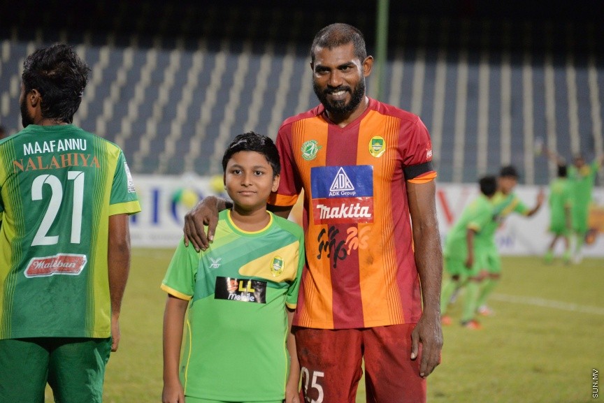 އޮކްޓޯބަރ 22، 2016: އުރީދޫ ދިވެހި ޕްރިމިއާ ލީގު ފަހު މެޗުގައި މާޒިޔާ އާއި އީގަލްސް ބައްދަލުކުރި މެޗުގެ ތެރެއިން: މެޗަށް ފަހު ލީގް ޗެމްޕިއަން މާޒިޔާ އަށް ވަނީ ޝީލްޑް ހަވާލުކޮށްފަ -- ސަން ފޮޓޯ/ ފަޔާޒު މޫސާ