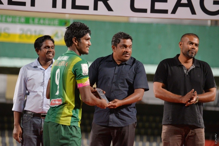 އޮކްޓޯބަރ 22، 2016: އުރީދޫ ދިވެހި ޕްރިމިއާ ލީގު ފަހު މެޗުގައި މާޒިޔާ އާއި އީގަލްސް ބައްދަލުކުރި މެޗުގެ ތެރެއިން: މެޗަށް ފަހު ލީގް ޗެމްޕިއަން މާޒިޔާ އަށް ވަނީ ޝީލްޑް ހަވާލުކޮށްފަ -- ސަން ފޮޓޯ/ ފަޔާޒު މޫސާ