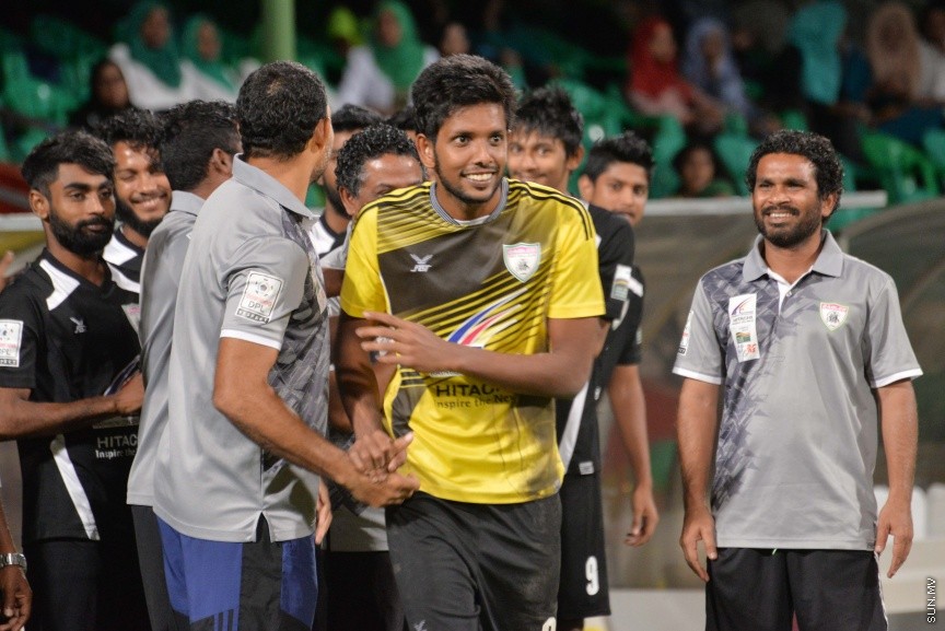އޮކްޓޯބަރ 22، 2016: އުރީދޫ ދިވެހި ޕްރިމިއާ ލީގު ފަހު މެޗުގައި މާޒިޔާ އާއި އީގަލްސް ބައްދަލުކުރި މެޗުގެ ތެރެއިން: މެޗަށް ފަހު ލީގް ޗެމްޕިއަން މާޒިޔާ އަށް ވަނީ ޝީލްޑް ހަވާލުކޮށްފަ -- ސަން ފޮޓޯ/ ފަޔާޒު މޫސާ