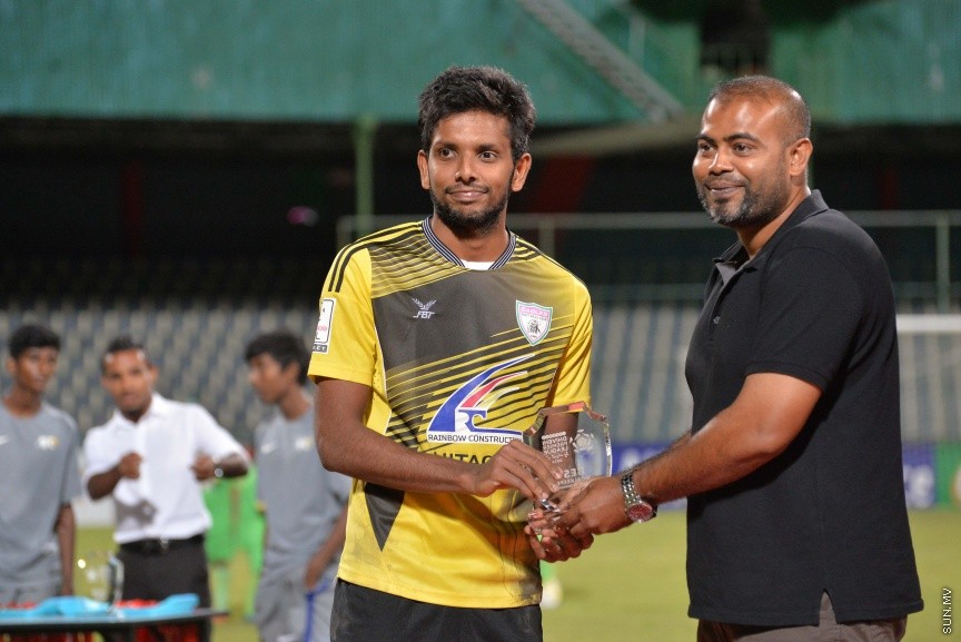 އޮކްޓޯބަރ 22، 2016: އުރީދޫ ދިވެހި ޕްރިމިއާ ލީގު ފަހު މެޗުގައި މާޒިޔާ އާއި އީގަލްސް ބައްދަލުކުރި މެޗުގެ ތެރެއިން: މެޗަށް ފަހު ލީގް ޗެމްޕިއަން މާޒިޔާ އަށް ވަނީ ޝީލްޑް ހަވާލުކޮށްފަ -- ސަން ފޮޓޯ/ ފަޔާޒު މޫސާ