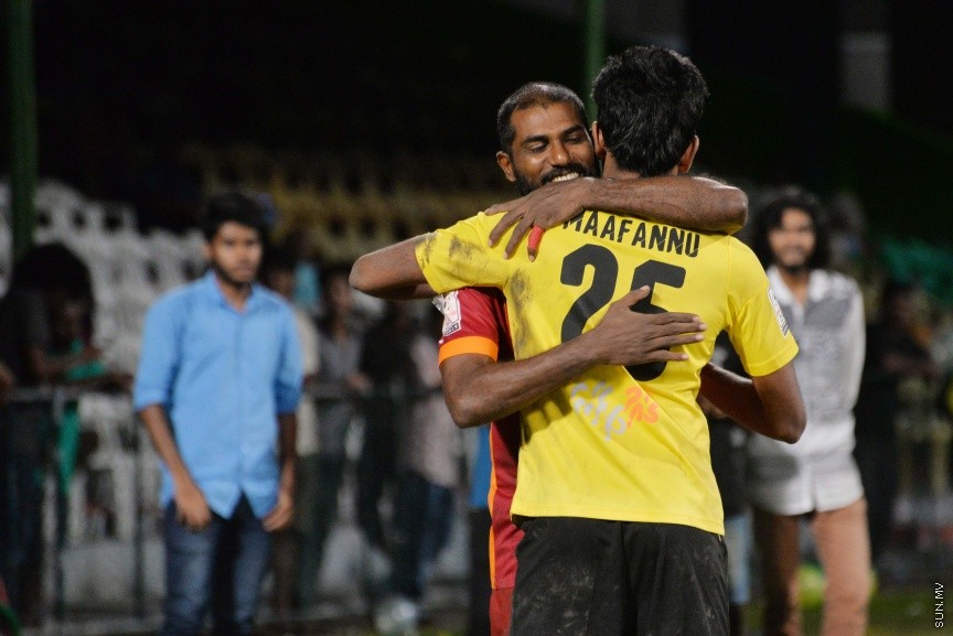 އޮކްޓޯބަރ 22، 2016: އުރީދޫ ދިވެހި ޕްރިމިއާ ލީގު ފަހު މެޗުގައި މާޒިޔާ އާއި އީގަލްސް ބައްދަލުކުރި މެޗުގެ ތެރެއިން: މެޗަށް ފަހު ލީގް ޗެމްޕިއަން މާޒިޔާ އަށް ވަނީ ޝީލްޑް ހަވާލުކޮށްފަ -- ސަން ފޮޓޯ/ ފަޔާޒު މޫސާ
