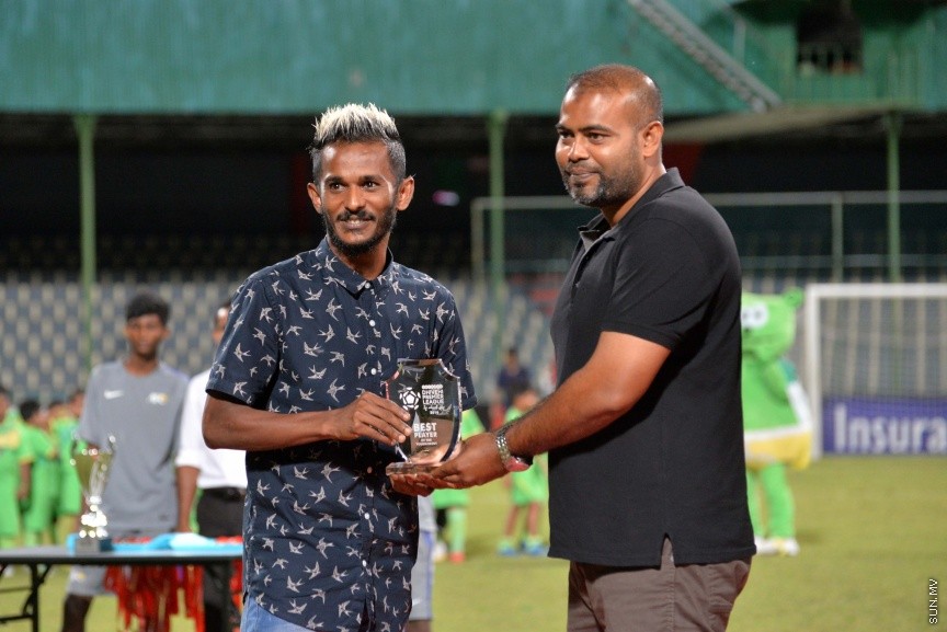 އޮކްޓޯބަރ 22، 2016: އުރީދޫ ދިވެހި ޕްރިމިއާ ލީގު ފަހު މެޗުގައި މާޒިޔާ އާއި އީގަލްސް ބައްދަލުކުރި މެޗުގެ ތެރެއިން: މެޗަށް ފަހު ލީގް ޗެމްޕިއަން މާޒިޔާ އަށް ވަނީ ޝީލްޑް ހަވާލުކޮށްފަ -- ސަން ފޮޓޯ/ ފަޔާޒު މޫސާ