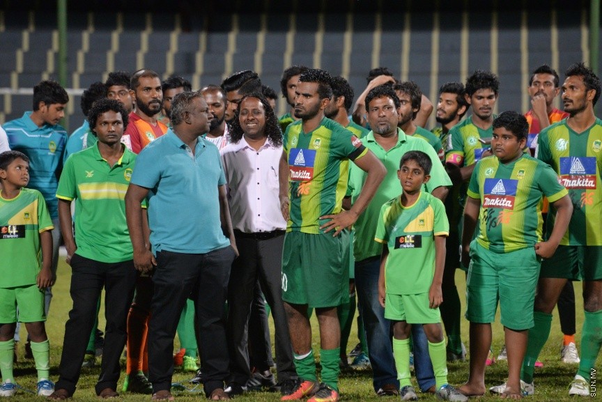 އޮކްޓޯބަރ 22، 2016: އުރީދޫ ދިވެހި ޕްރިމިއާ ލީގު ފަހު މެޗުގައި މާޒިޔާ އާއި އީގަލްސް ބައްދަލުކުރި މެޗުގެ ތެރެއިން: މެޗަށް ފަހު ލީގް ޗެމްޕިއަން މާޒިޔާ އަށް ވަނީ ޝީލްޑް ހަވާލުކޮށްފަ -- ސަން ފޮޓޯ/ ފަޔާޒު މޫސާ