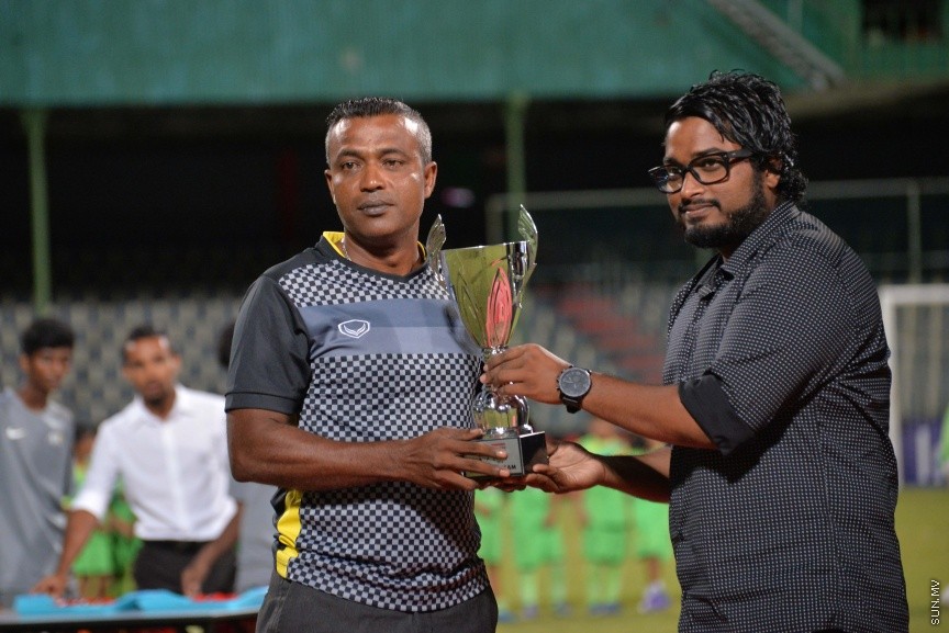 އޮކްޓޯބަރ 22، 2016: އުރީދޫ ދިވެހި ޕްރިމިއާ ލީގު ފަހު މެޗުގައި މާޒިޔާ އާއި އީގަލްސް ބައްދަލުކުރި މެޗުގެ ތެރެއިން: މެޗަށް ފަހު ލީގް ޗެމްޕިއަން މާޒިޔާ އަށް ވަނީ ޝީލްޑް ހަވާލުކޮށްފަ -- ސަން ފޮޓޯ/ ފަޔާޒު މޫސާ