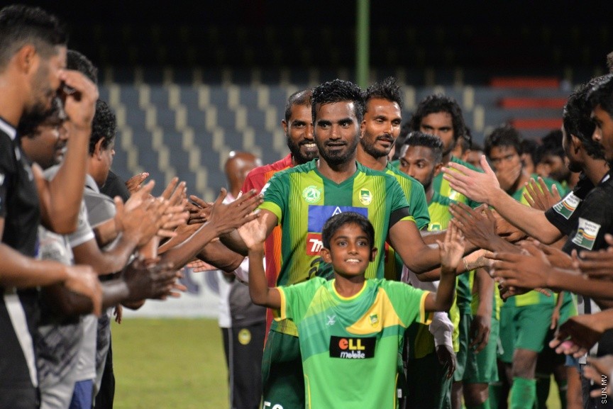 އޮކްޓޯބަރ 22، 2016: އުރީދޫ ދިވެހި ޕްރިމިއާ ލީގު ފަހު މެޗުގައި މާޒިޔާ އާއި އީގަލްސް ބައްދަލުކުރި މެޗުގެ ތެރެއިން: މެޗަށް ފަހު ލީގް ޗެމްޕިއަން މާޒިޔާ އަށް ވަނީ ޝީލްޑް ހަވާލުކޮށްފަ -- ސަން ފޮޓޯ/ ފަޔާޒު މޫސާ