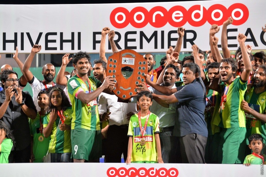 އޮކްޓޯބަރ 22، 2016: އުރީދޫ ދިވެހި ޕްރިމިއާ ލީގު ފަހު މެޗުގައި މާޒިޔާ އާއި އީގަލްސް ބައްދަލުކުރި މެޗުގެ ތެރެއިން: މެޗަށް ފަހު ލީގް ޗެމްޕިއަން މާޒިޔާ އަށް ވަނީ ޝީލްޑް ހަވާލުކޮށްފަ -- ސަން ފޮޓޯ/ ފަޔާޒު މޫސާ