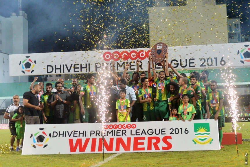 އޮކްޓޯބަރ 22، 2016: އުރީދޫ ދިވެހި ޕްރިމިއާ ލީގު ފަހު މެޗުގައި މާޒިޔާ އާއި އީގަލްސް ބައްދަލުކުރި މެޗުގެ ތެރެއިން: މެޗަށް ފަހު ލީގް ޗެމްޕިއަން މާޒިޔާ އަށް ވަނީ ޝީލްޑް ހަވާލުކޮށްފަ -- ސަން ފޮޓޯ/ ފަޔާޒު މޫސާ
