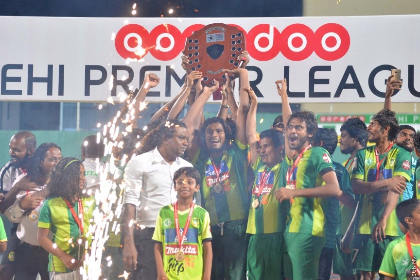 އޮކްޓޯބަރ 22، 2016: އުރީދޫ ދިވެހި ޕްރިމިއާ ލީގު ފަހު މެޗުގައި މާޒިޔާ އާއި އީގަލްސް ބައްދަލުކުރި މެޗުގެ ތެރެއިން: މެޗަށް ފަހު ލީގް ޗެމްޕިއަން މާޒިޔާ އަށް ވަނީ ޝީލްޑް ހަވާލުކޮށްފަ -- ސަން ފޮޓޯ/ ފަޔާޒު މޫސާ