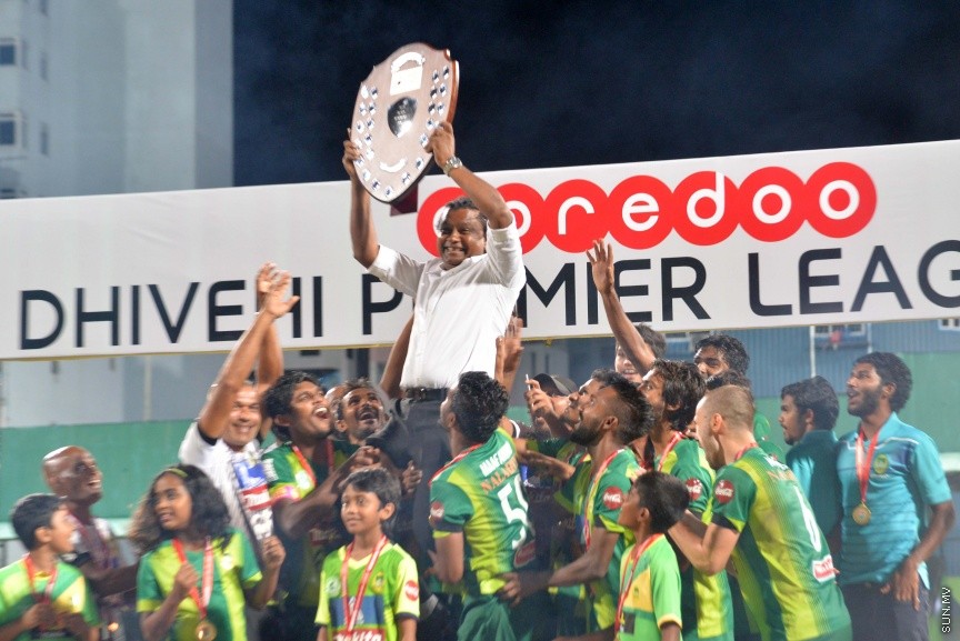 އޮކްޓޯބަރ 22، 2016: އުރީދޫ ދިވެހި ޕްރިމިއާ ލީގު ފަހު މެޗުގައި މާޒިޔާ އާއި އީގަލްސް ބައްދަލުކުރި މެޗުގެ ތެރެއިން: މެޗަށް ފަހު ލީގް ޗެމްޕިއަން މާޒިޔާ އަށް ވަނީ ޝީލްޑް ހަވާލުކޮށްފަ -- ސަން ފޮޓޯ/ ފަޔާޒު މޫސާ