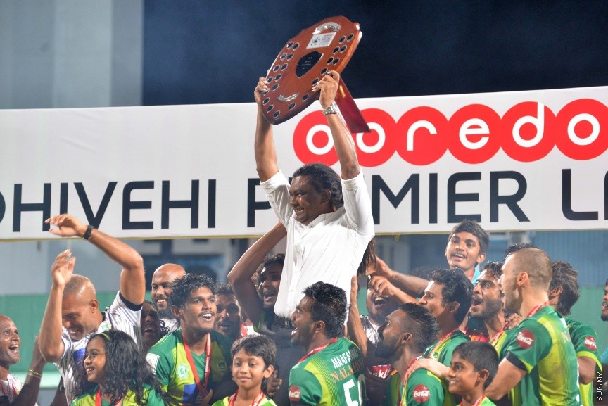 އޮކްޓޯބަރ 22، 2016: އުރީދޫ ދިވެހި ޕްރިމިއާ ލީގު ފަހު މެޗުގައި މާޒިޔާ އާއި އީގަލްސް ބައްދަލުކުރި މެޗުގެ ތެރެއިން: މެޗަށް ފަހު ލީގް ޗެމްޕިއަން މާޒިޔާ އަށް ވަނީ ޝީލްޑް ހަވާލުކޮށްފަ -- ސަން ފޮޓޯ/ ފަޔާޒު މޫސާ