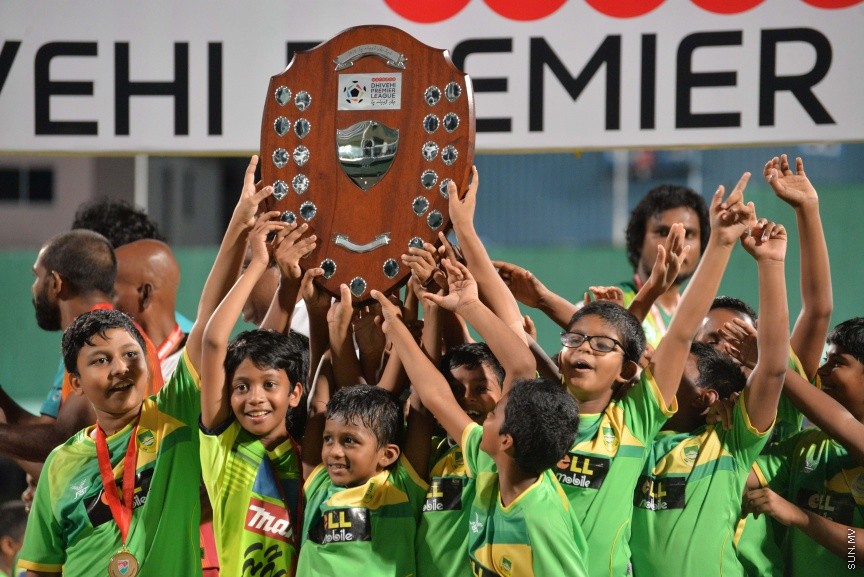 އޮކްޓޯބަރ 22، 2016: އުރީދޫ ދިވެހި ޕްރިމިއާ ލީގު ފަހު މެޗުގައި މާޒިޔާ އާއި އީގަލްސް ބައްދަލުކުރި މެޗުގެ ތެރެއިން: މެޗަށް ފަހު ލީގް ޗެމްޕިއަން މާޒިޔާ އަށް ވަނީ ޝީލްޑް ހަވާލުކޮށްފަ -- ސަން ފޮޓޯ/ ފަޔާޒު މޫސާ