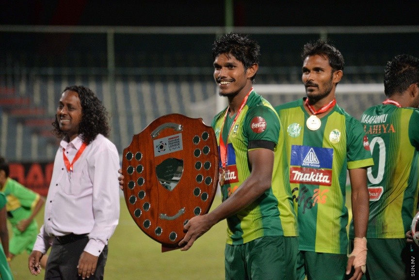 އޮކްޓޯބަރ 22، 2016: އުރީދޫ ދިވެހި ޕްރިމިއާ ލީގު ފަހު މެޗުގައި މާޒިޔާ އާއި އީގަލްސް ބައްދަލުކުރި މެޗުގެ ތެރެއިން: މެޗަށް ފަހު ލީގް ޗެމްޕިއަން މާޒިޔާ އަށް ވަނީ ޝީލްޑް ހަވާލުކޮށްފަ -- ސަން ފޮޓޯ/ ފަޔާޒު މޫސާ