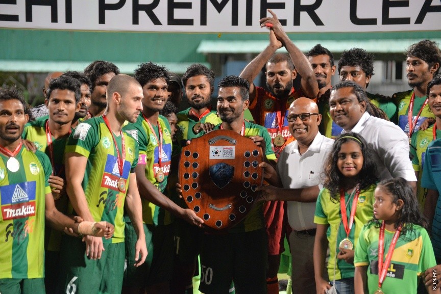 އޮކްޓޯބަރ 22، 2016: އުރީދޫ ދިވެހި ޕްރިމިއާ ލީގު ފަހު މެޗުގައި މާޒިޔާ އާއި އީގަލްސް ބައްދަލުކުރި މެޗުގެ ތެރެއިން: މެޗަށް ފަހު ލީގް ޗެމްޕިއަން މާޒިޔާ އަށް ވަނީ ޝީލްޑް ހަވާލުކޮށްފަ -- ސަން ފޮޓޯ/ ފަޔާޒު މޫސާ