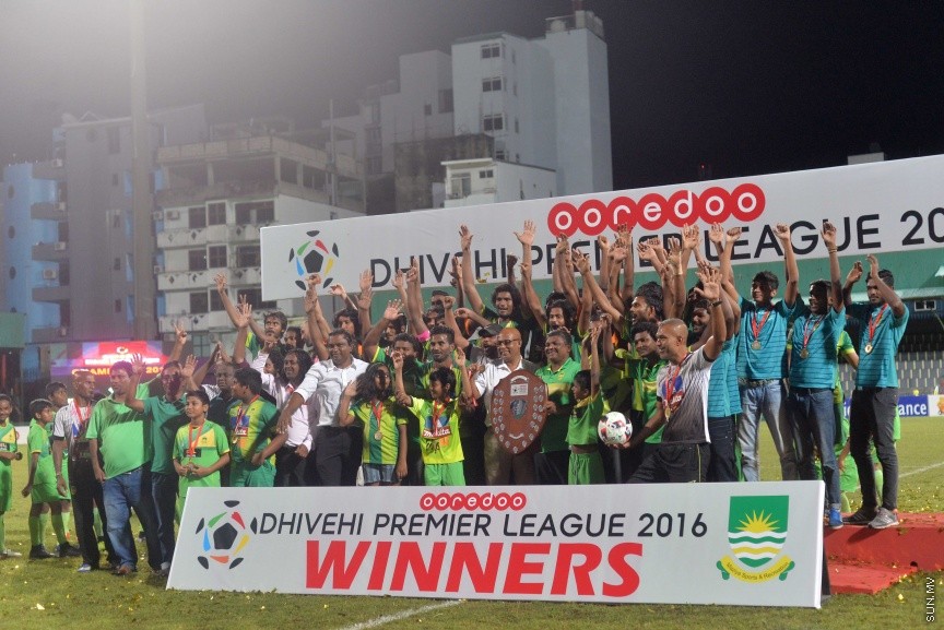 އޮކްޓޯބަރ 22، 2016: އުރީދޫ ދިވެހި ޕްރިމިއާ ލީގު ފަހު މެޗުގައި މާޒިޔާ އާއި އީގަލްސް ބައްދަލުކުރި މެޗުގެ ތެރެއިން: މެޗަށް ފަހު ލީގް ޗެމްޕިއަން މާޒިޔާ އަށް ވަނީ ޝީލްޑް ހަވާލުކޮށްފަ -- ސަން ފޮޓޯ/ ފަޔާޒު މޫސާ