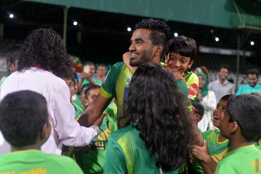 އޮކްޓޯބަރ 22، 2016: އުރީދޫ ދިވެހި ޕްރިމިއާ ލީގު ފަހު މެޗުގައި މާޒިޔާ އާއި އީގަލްސް ބައްދަލުކުރި މެޗުގެ ތެރެއިން: މެޗަށް ފަހު ލީގް ޗެމްޕިއަން މާޒިޔާ އަށް ވަނީ ޝީލްޑް ހަވާލުކޮށްފަ -- ސަން ފޮޓޯ/ ފަޔާޒު މޫސާ