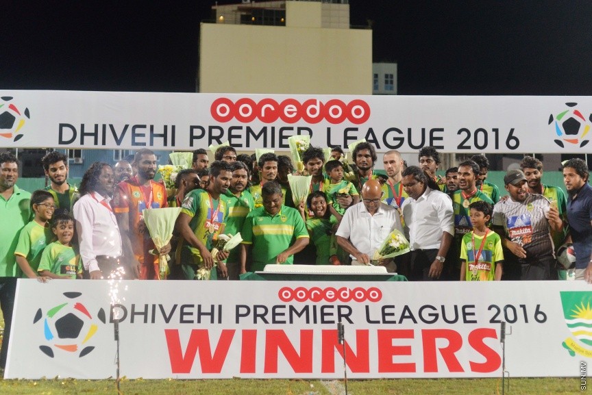 އޮކްޓޯބަރ 22، 2016: އުރީދޫ ދިވެހި ޕްރިމިއާ ލީގު ފަހު މެޗުގައި މާޒިޔާ އާއި އީގަލްސް ބައްދަލުކުރި މެޗުގެ ތެރެއިން: މެޗަށް ފަހު ލީގް ޗެމްޕިއަން މާޒިޔާ އަށް ވަނީ ޝީލްޑް ހަވާލުކޮށްފަ -- ސަން ފޮޓޯ/ ފަޔާޒު މޫސާ