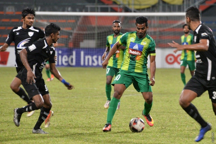 އޮކްޓޯބަރ 22، 2016: އުރީދޫ ދިވެހި ޕްރިމިއާ ލީގު ފަހު މެޗުގައި މާޒިޔާ އާއި އީގަލްސް ބައްދަލުކުރި މެޗުގެ ތެރެއިން: މެޗަށް ފަހު ލީގް ޗެމްޕިއަން މާޒިޔާ އަށް ވަނީ ޝީލްޑް ހަވާލުކޮށްފަ -- ސަން ފޮޓޯ/ ފަޔާޒު މޫސާ