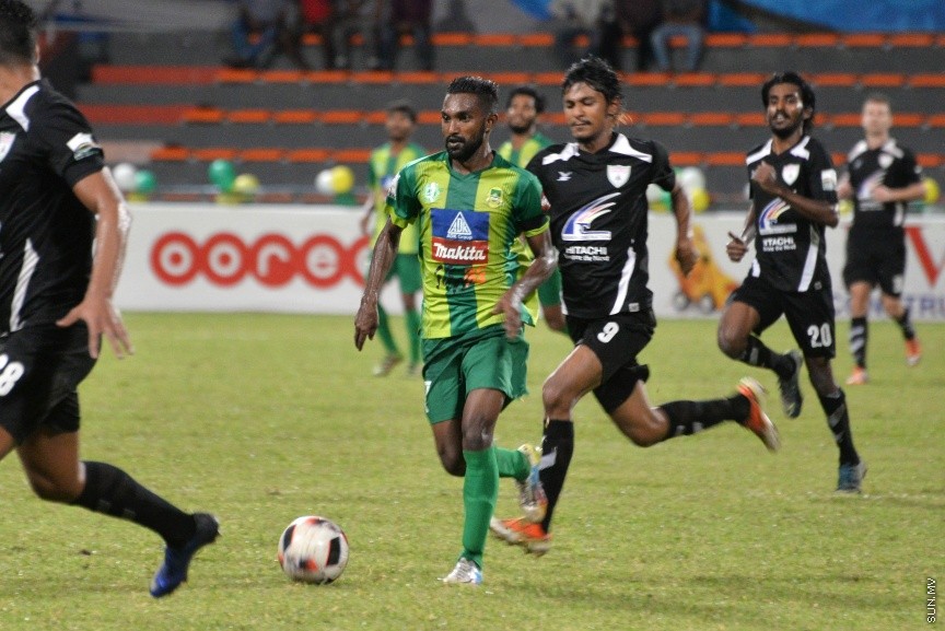 އޮކްޓޯބަރ 22، 2016: އުރީދޫ ދިވެހި ޕްރިމިއާ ލީގު ފަހު މެޗުގައި މާޒިޔާ އާއި އީގަލްސް ބައްދަލުކުރި މެޗުގެ ތެރެއިން: މެޗަށް ފަހު ލީގް ޗެމްޕިއަން މާޒިޔާ އަށް ވަނީ ޝީލްޑް ހަވާލުކޮށްފަ -- ސަން ފޮޓޯ/ ފަޔާޒު މޫސާ