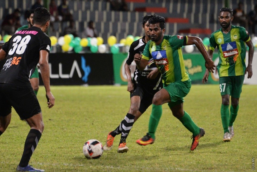 އޮކްޓޯބަރ 22، 2016: އުރީދޫ ދިވެހި ޕްރިމިއާ ލީގު ފަހު މެޗުގައި މާޒިޔާ އާއި އީގަލްސް ބައްދަލުކުރި މެޗުގެ ތެރެއިން: މެޗަށް ފަހު ލީގް ޗެމްޕިއަން މާޒިޔާ އަށް ވަނީ ޝީލްޑް ހަވާލުކޮށްފަ -- ސަން ފޮޓޯ/ ފަޔާޒު މޫސާ