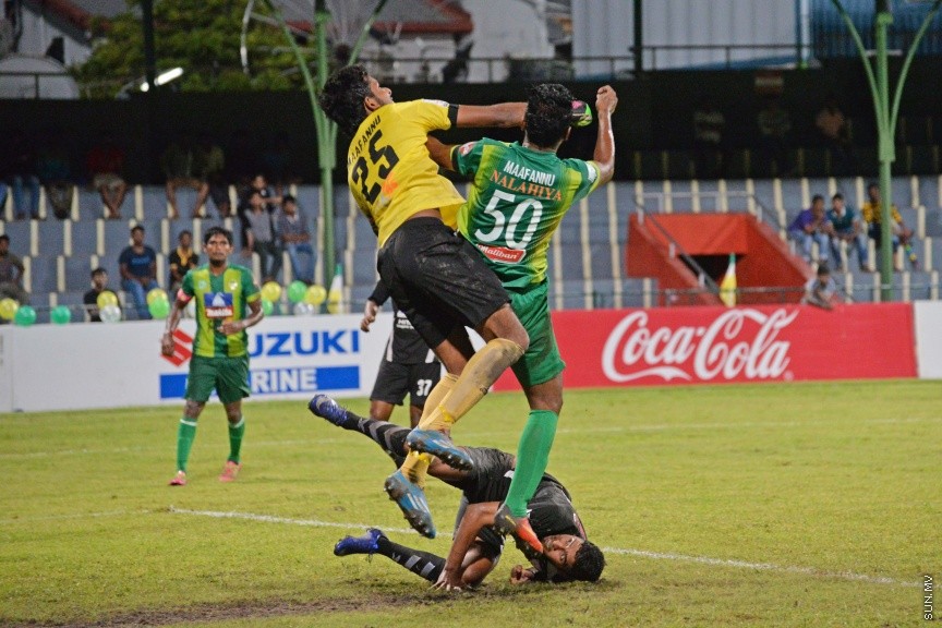 އޮކްޓޯބަރ 22، 2016: އުރީދޫ ދިވެހި ޕްރިމިއާ ލީގު ފަހު މެޗުގައި މާޒިޔާ އާއި އީގަލްސް ބައްދަލުކުރި މެޗުގެ ތެރެއިން: މެޗަށް ފަހު ލީގް ޗެމްޕިއަން މާޒިޔާ އަށް ވަނީ ޝީލްޑް ހަވާލުކޮށްފަ -- ސަން ފޮޓޯ/ ފަޔާޒު މޫސާ