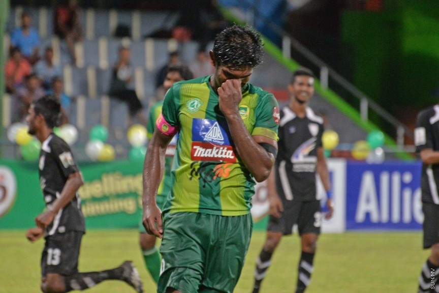 އޮކްޓޯބަރ 22، 2016: އުރީދޫ ދިވެހި ޕްރިމިއާ ލީގު ފަހު މެޗުގައި މާޒިޔާ އާއި އީގަލްސް ބައްދަލުކުރި މެޗުގެ ތެރެއިން: މެޗަށް ފަހު ލީގް ޗެމްޕިއަން މާޒިޔާ އަށް ވަނީ ޝީލްޑް ހަވާލުކޮށްފަ -- ސަން ފޮޓޯ/ ފަޔާޒު މޫސާ