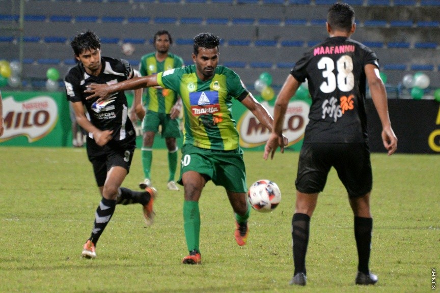 އޮކްޓޯބަރ 22، 2016: އުރީދޫ ދިވެހި ޕްރިމިއާ ލީގު ފަހު މެޗުގައި މާޒިޔާ އާއި އީގަލްސް ބައްދަލުކުރި މެޗުގެ ތެރެއިން: މެޗަށް ފަހު ލީގް ޗެމްޕިއަން މާޒިޔާ އަށް ވަނީ ޝީލްޑް ހަވާލުކޮށްފަ -- ސަން ފޮޓޯ/ ފަޔާޒު މޫސާ