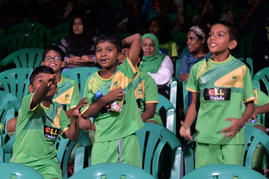 އޮކްޓޯބަރ 22، 2016: އުރީދޫ ދިވެހި ޕްރިމިއާ ލީގު ފަހު މެޗުގައި މާޒިޔާ އާއި އީގަލްސް ބައްދަލުކުރި މެޗުގެ ތެރެއިން: މެޗަށް ފަހު ލީގް ޗެމްޕިއަން މާޒިޔާ އަށް ވަނީ ޝީލްޑް ހަވާލުކޮށްފަ -- ސަން ފޮޓޯ/ ފަޔާޒު މޫސާ