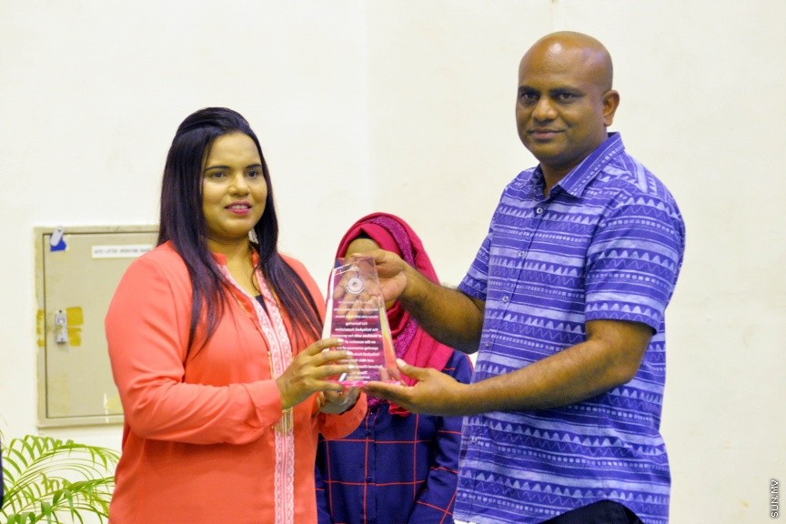 ނޮވެމްބަރ 3، 2016: ގައުމީ ވޮލީބޯލް ލީގު ފެށުމުގެ ގޮތުން ގައުމީ ފިރިހެން ވޮލީބޯޅަ ޓީމާއި ރާއްޖޭގެ ކްލަބްތަކަށް ގެނެސްފައިވާ ބިދޭސީ ފިރިހެން ކުޅުންތެރީންގެ ޓީމު ބައްދަލުކުރި ޚާއްސަ މެޗުންގެ ތެރެއިން -- ސަން ފޮޓޯ/ ފަޔާޒު މޫސާ