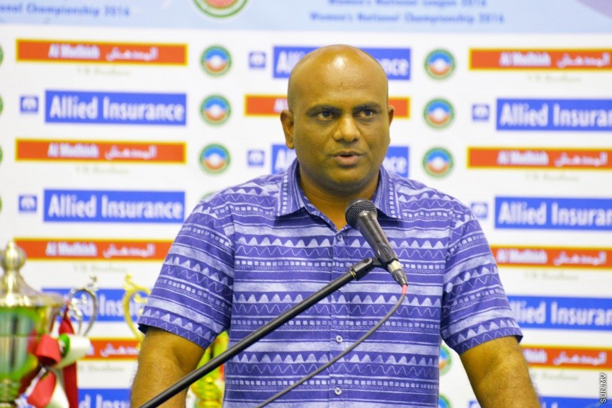 ނޮވެމްބަރ 3، 2016: ގައުމީ ވޮލީބޯލް ލީގު ފެށުމުގެ ގޮތުން ގައުމީ ފިރިހެން ވޮލީބޯޅަ ޓީމާއި ރާއްޖޭގެ ކްލަބްތަކަށް ގެނެސްފައިވާ ބިދޭސީ ފިރިހެން ކުޅުންތެރީންގެ ޓީމު ބައްދަލުކުރި ޚާއްސަ މެޗުންގެ ތެރެއިން -- ސަން ފޮޓޯ/ ފަޔާޒު މޫސާ