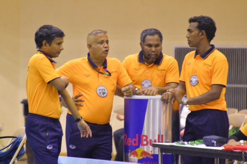 ނޮވެމްބަރ 3، 2016: ގައުމީ ވޮލީބޯލް ލީގު ފެށުމުގެ ގޮތުން ގައުމީ ފިރިހެން ވޮލީބޯޅަ ޓީމާއި ރާއްޖޭގެ ކްލަބްތަކަށް ގެނެސްފައިވާ ބިދޭސީ ފިރިހެން ކުޅުންތެރީންގެ ޓީމު ބައްދަލުކުރި ޚާއްސަ މެޗުންގެ ތެރެއިން -- ސަން ފޮޓޯ/ ފަޔާޒު މޫސާ