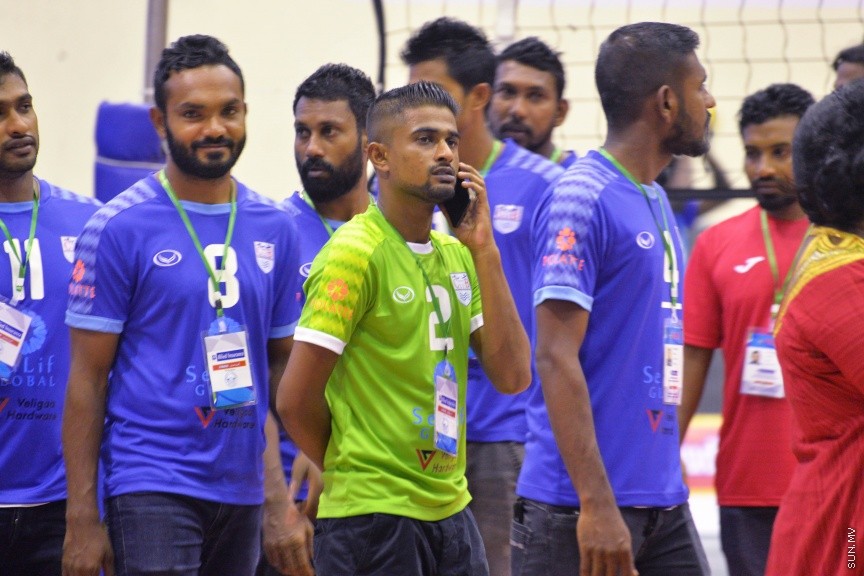 ނޮވެމްބަރ 3، 2016: ގައުމީ ވޮލީބޯލް ލީގު ފެށުމުގެ ގޮތުން ގައުމީ ފިރިހެން ވޮލީބޯޅަ ޓީމާއި ރާއްޖޭގެ ކްލަބްތަކަށް ގެނެސްފައިވާ ބިދޭސީ ފިރިހެން ކުޅުންތެރީންގެ ޓީމު ބައްދަލުކުރި ޚާއްސަ މެޗުންގެ ތެރެއިން -- ސަން ފޮޓޯ/ ފަޔާޒު މޫސާ