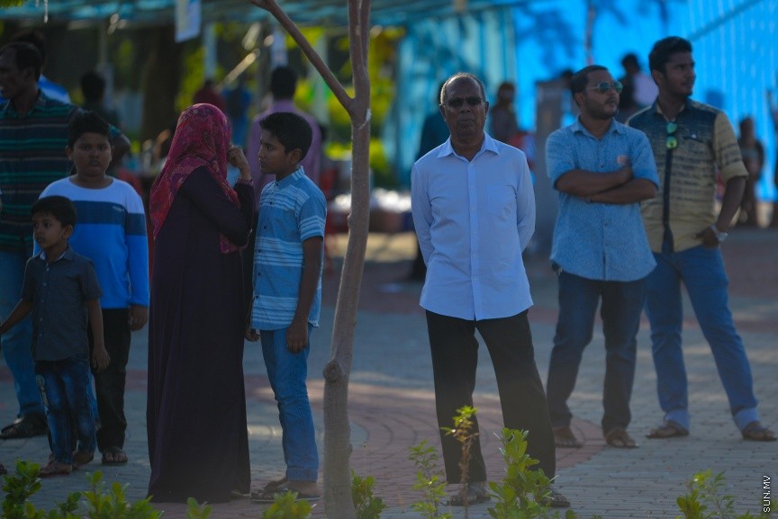  4 ނޮވެމްބަރ 2016: އިސް ރަށްވެހިންނަށް ޚާއްސަކޮށްގެން ހުޅުމާލޭގައި ބޭއްވި ހަވީރު: މި ހަވީރުގައި އިސް ރަށްވެހީންނަށް ހިލޭ މެޑިކަލް ޗެކްއަޕާއި މުނިފޫހިފިލުވުމުގެ ހަރަކާތްތައް ކުރިޔަށް ގެންގޮސްފައިވޭ---ސަން ފޮޓޯ: މުހައްމަދު އަފްރާހް