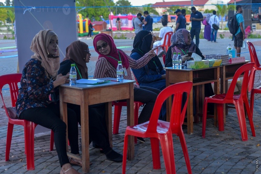  4 ނޮވެމްބަރ 2016: އިސް ރަށްވެހިންނަށް ޚާއްސަކޮށްގެން ހުޅުމާލޭގައި ބޭއްވި ހަވީރު: މި ހަވީރުގައި އިސް ރަށްވެހީންނަށް ހިލޭ މެޑިކަލް ޗެކްއަޕާއި މުނިފޫހިފިލުވުމުގެ ހަރަކާތްތައް ކުރިޔަށް ގެންގޮސްފައިވޭ---ސަން ފޮޓޯ: މުހައްމަދު އަފްރާހް