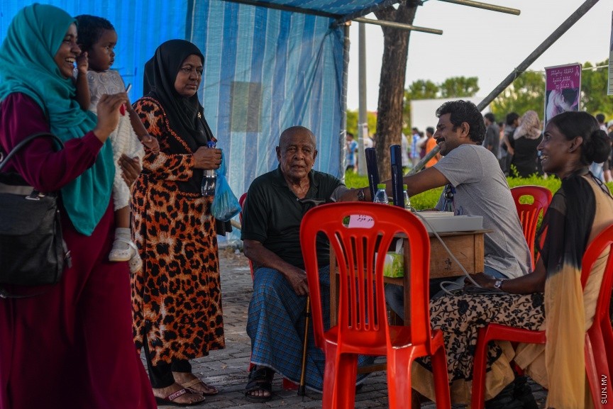  4 ނޮވެމްބަރ 2016: އިސް ރަށްވެހިންނަށް ޚާއްސަކޮށްގެން ހުޅުމާލޭގައި ބޭއްވި ހަވީރު: މި ހަވީރުގައި އިސް ރަށްވެހީންނަށް ހިލޭ މެޑިކަލް ޗެކްއަޕާއި މުނިފޫހިފިލުވުމުގެ ހަރަކާތްތައް ކުރިޔަށް ގެންގޮސްފައިވޭ---ސަން ފޮޓޯ: މުހައްމަދު އަފްރާހް