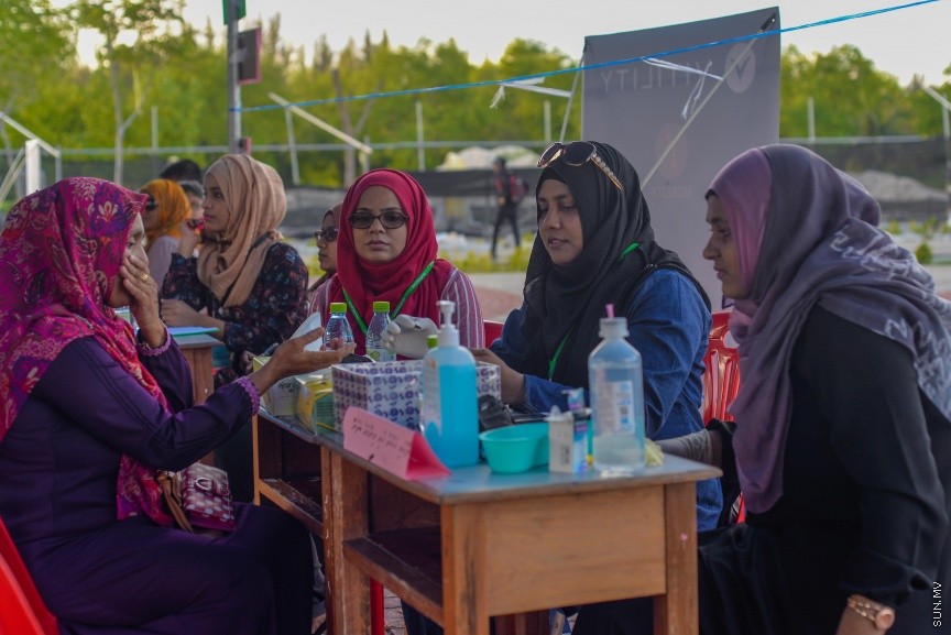  4 ނޮވެމްބަރ 2016: އިސް ރަށްވެހިންނަށް ޚާއްސަކޮށްގެން ހުޅުމާލޭގައި ބޭއްވި ހަވީރު: މި ހަވީރުގައި އިސް ރަށްވެހީންނަށް ހިލޭ މެޑިކަލް ޗެކްއަޕާއި މުނިފޫހިފިލުވުމުގެ ހަރަކާތްތައް ކުރިޔަށް ގެންގޮސްފައިވޭ---ސަން ފޮޓޯ: މުހައްމަދު އަފްރާހް